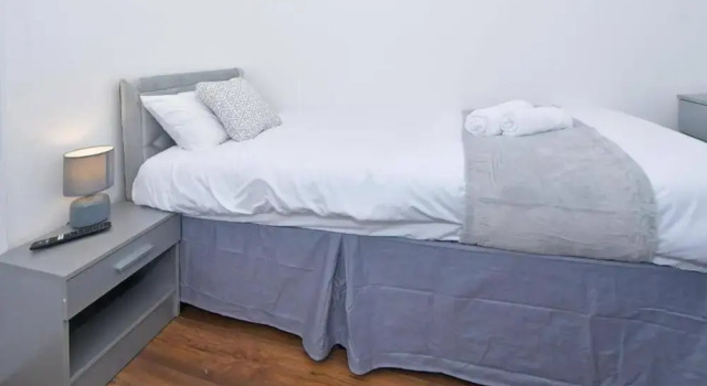 Spacious Home Sleeps 6 With Parking, Забронировать Дом для отпуска Сток-он-Трент Стаффордшир