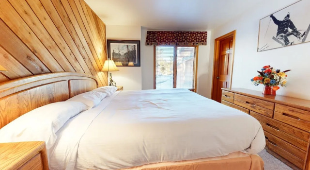 Snowcreek III 448 Pet-Friendly, Spacious and Bright, Gorgeous Meadow Views by RedAwning, Забронировать Апартаменты/квартира Отели Маммот-Лейкс с бассейном, рядом с Поле для гольфа Snowcreek, Бассейн