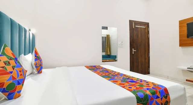 Номер Deluxe FabHotel Olive Inn