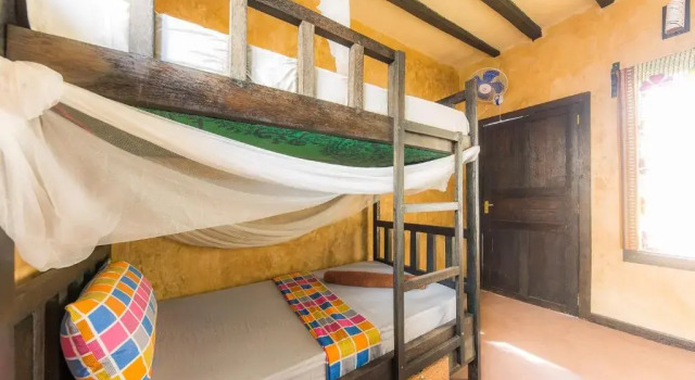 Кровать в общем номере Kajibange bar and guesthouse