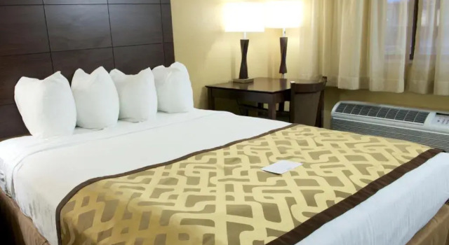 Четырёхместный номер Deluxe Best Western Green Tree Inn