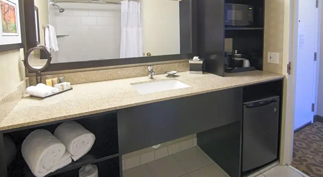 Четырёхместный номер Standard с видом на бассейн Wyndham Minneapolis South Burnsville