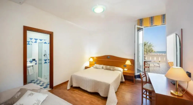 Трёхместный номер Standard с балконом и с видом на море Hotel Delfino