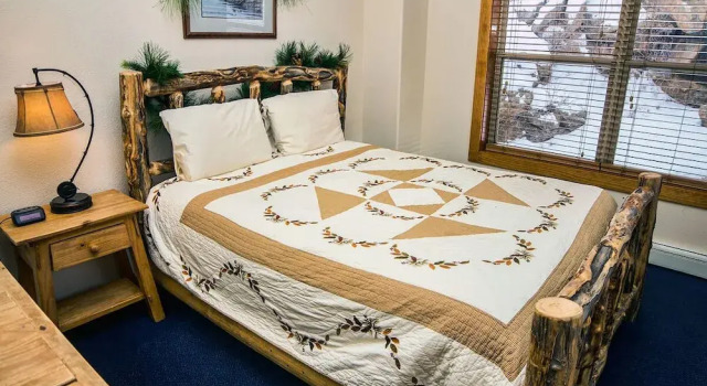 Timber Creek Chalets: 8, Забронировать Шале Отели Эстес-Парк с парковкой, Парковка