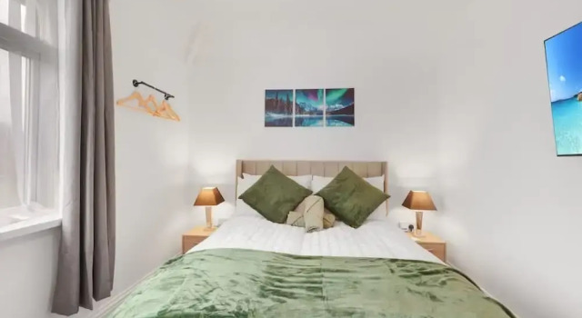 Коттедж 3 Bedroom House With Free Parking