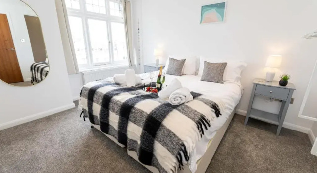 Sleek, Modern and Centrally Located 1bedroom flat with Free WiFi, Забронировать Отель Борнмут Дорсет, рядом с Железнодорожный вокзал Борнмута