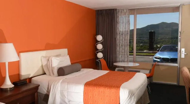 Четырёхместный номер Deluxe Howard Johnson by Wyndham Salem Hotel & Conference Center