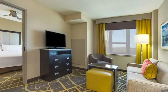 Двухместный люкс c 1 комнатой с видом на внутренний двор Homewood Suites Savannah Historic District/Riverfront