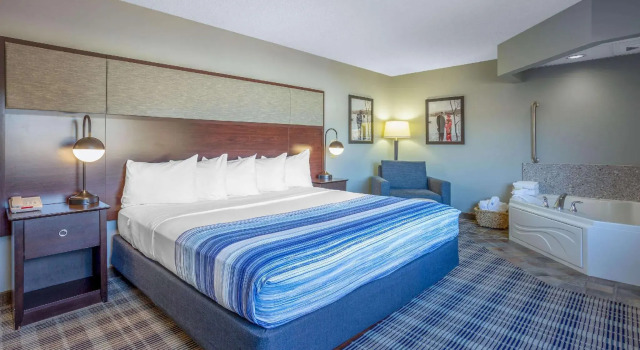 Двухместный люкс c 1 комнатой AmericInn by Wyndham Madison South
