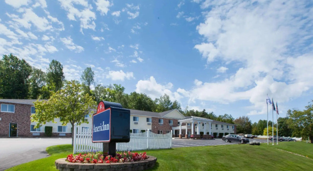 Четырёхместный номер Standard AmericInn by Wyndham Petoskey