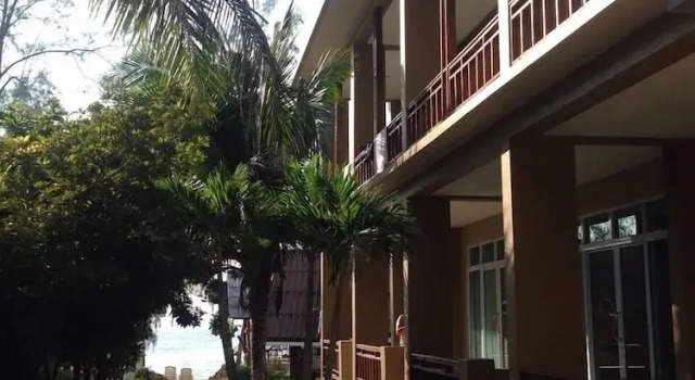Двухместный номер Superior с балконом и с видом на сад Hut Sun Bungalow