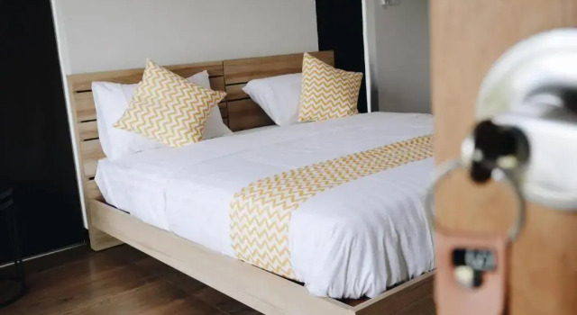 บ้านเพลิน, Rezervați Hotel Takhli 