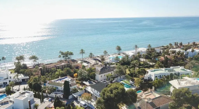 Вилла Villa encantadora junto a la playa en Los Monteros con seguridad 24 horas