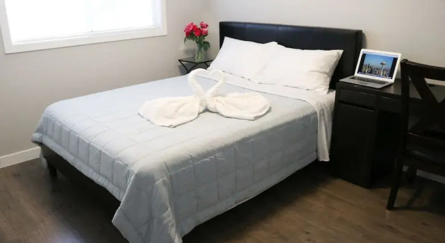 North Seattle Guesthouse, Book Hotel Shoreline Washington (state)