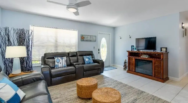 Canal Dreams 3 BR 2 BA Pool Home on the Canal
