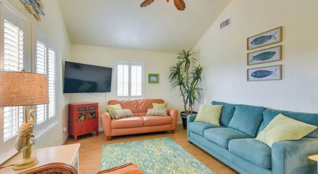 Walk to Shore: Surfside Beach Home w/ Bay Views, Varaa Lomakoti Mökit kohteessa Houston, Mökki
