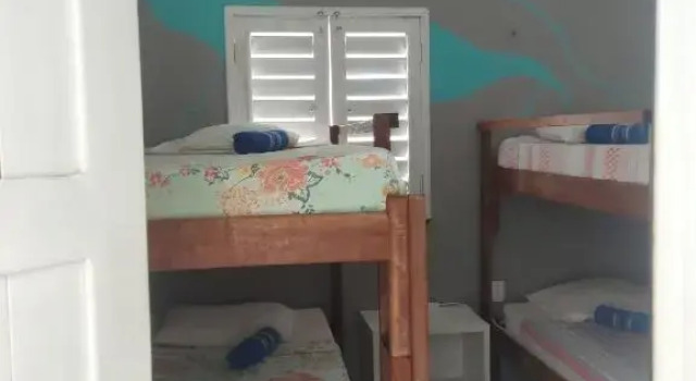 Кровать в общем номере Vila da Sereia hostel e pousada