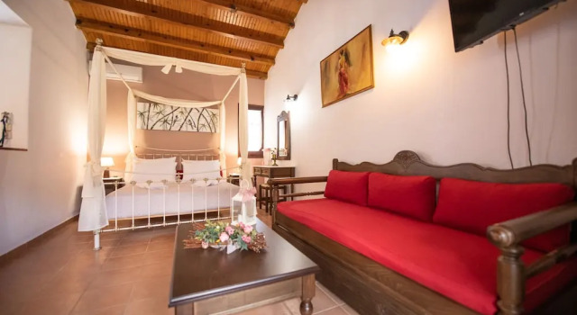 Люкс с балконом Hovolo Hotel Apartments