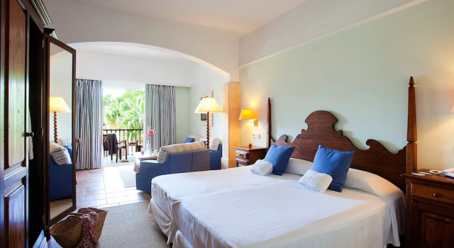Полулюкс с балконом Hotel Cala Sant Vicenç