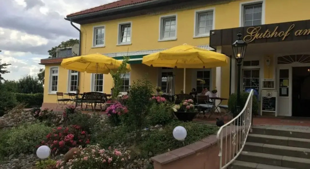 Courtyard View - Manor by the Lake, Забронировать Отель Кляйн-Упаль Мекленбург-Померания