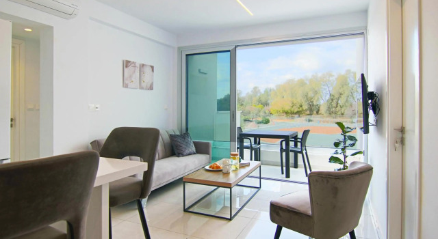 Phaedrus Living - Seaside Executive Flat Harbour 208, Забронировать Отель Отели района Пафоса с парковкой, рядом с Церковь Панахии Хрисополитиссы, Парковка