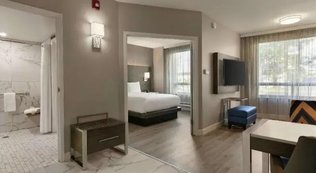 Номер Standard Embassy Suites By Hilton Montreal Airport