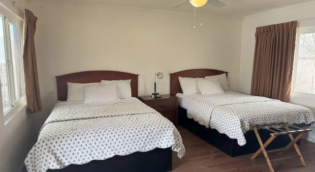 Четырёхместный номер Standard Lakeshore Lodge