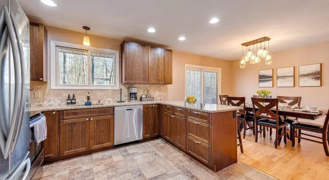 Коттедж с 3 комнатами Game Room & Fire Pit: Chic Pocono Pines Home!