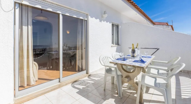 Апартаменты с балконом и с видом на город Oceanview Apart A By Sequeira
