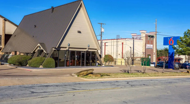 Motel 6-Arlington, TX - UTA, Забронировать Мотель Отели Арлингтон с парковкой, рядом с Arlington Museum of Art, Парковка