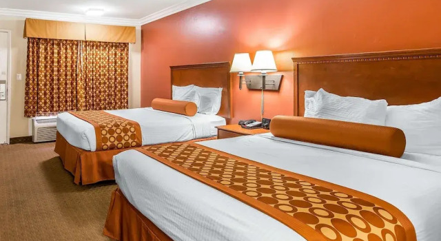 Четырёхместный номер Standard с балконом Rodeway Inn & Suites Canyon Lake-Menifee West