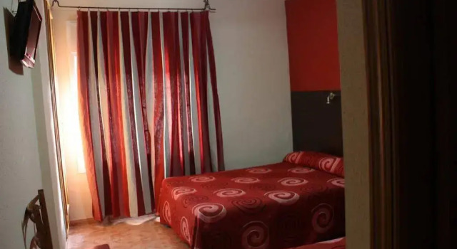 Hostal Hellin, Забронировать Отель Монроч-дел-Камп Таррагона