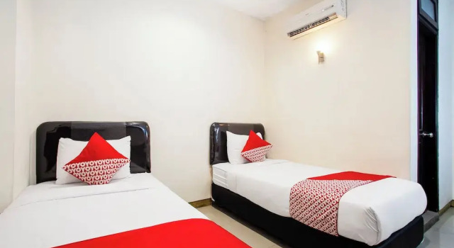 Deluxe Twin room Hotel O Genteng Near Genteng Market Formerly Uno Hotel
