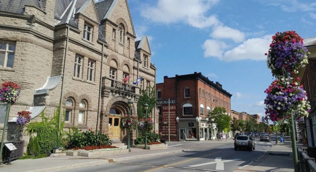 Esther's Place-Carleton Place Downtn Apt, Varaa Hotelli  