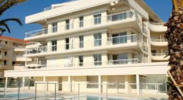 Stunning 2 Bed Apt on the Seafront of Cannes in a High Class Secure Building With Swimming Pool - 463