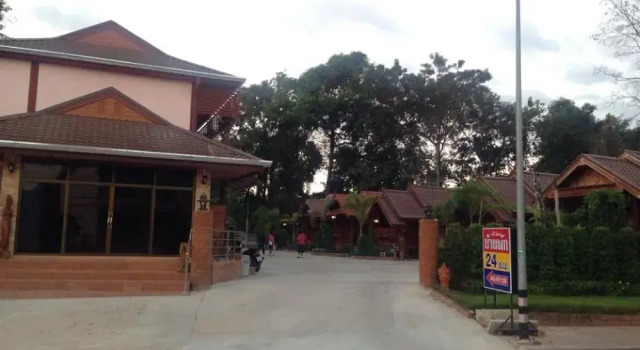 Rommai Resort Sakhon Nakhon, Varaa Lomakeskus Hotellit North-Eastern Thailand pysäköinnillä, Pysäköinti