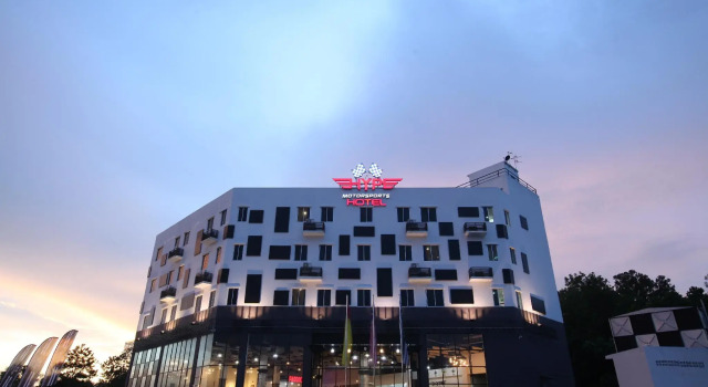 Hype Motorsports Hotel, Kuala Lumpur International Airport, Varaa Hotelli Hotellit Nilai pysäköinnillä, Pysäköinti