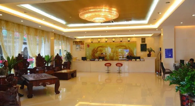 东兴王朝大酒店, Rezerwuj Hotel Hotele w Fangchenggang z parkingiem, Parking