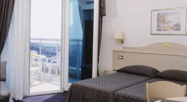 Четырёхместный номер с балконом и с видом на море Hotel Caravelle&MiniCaravelle