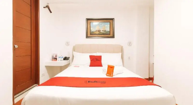 Номер Standard RedDoorz near Mercado del Lago