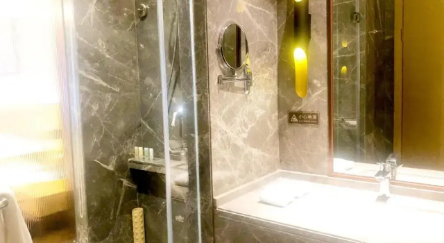 Четырёхместный номер Deluxe Leshan Ramada Hotel
