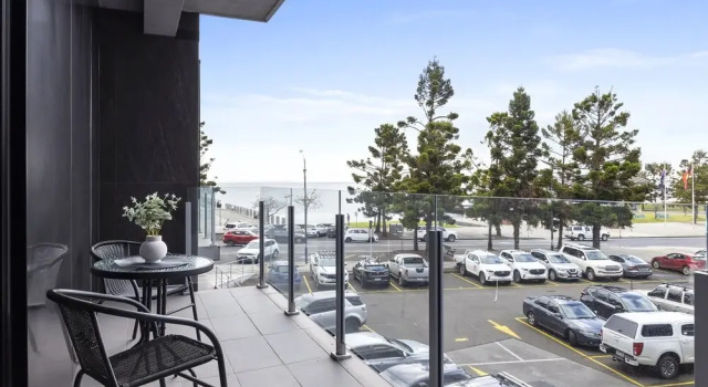 Апартаменты Oceanfront 2-bed With Balcony & Study Nook