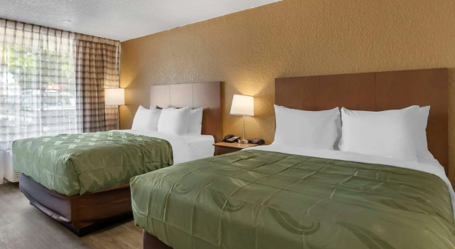 Четырёхместный номер Standard Quality Inn Saint Petersburg North-Tampa Bay