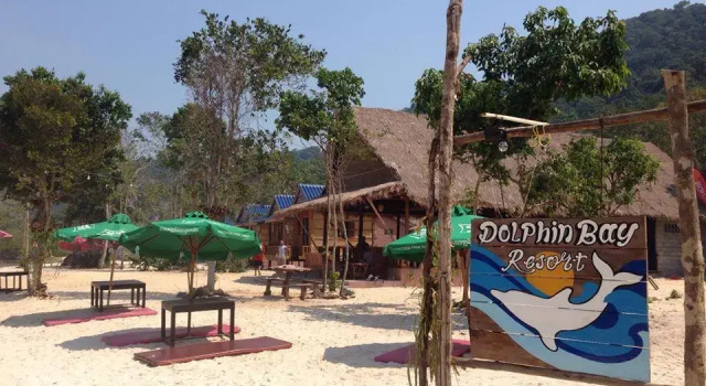 Кровать в общем номере Dolphin Bay resort