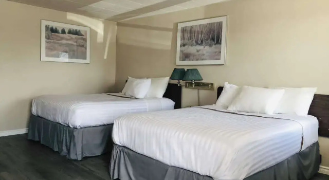 Четырёхместный номер Standard Knights Inn Fort Erie