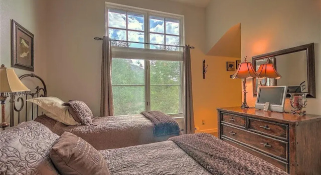 Luxury 3 Bedroom Townhouse next to Keystone Lake, Free Shuttle, Hot Tub and Sauna