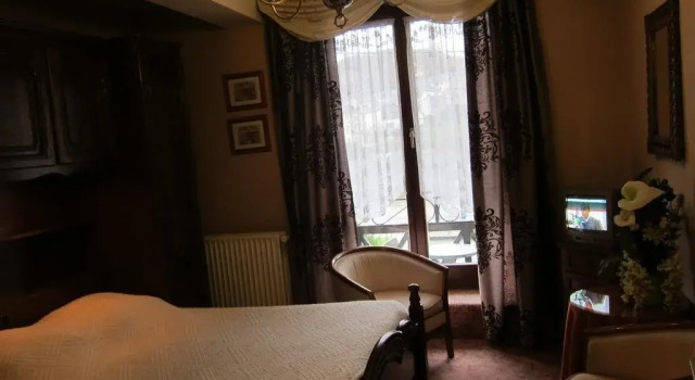 Auberge dAlsace Hotel de France, Забронировать Хостел Отели в центре Буйон с завтраком, отели в центре Буйон с завтраком