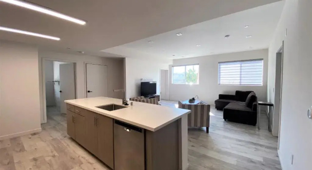 Beautiful and Sunny 3bd 2ba Hollywood Apartment, Забронировать Апартаменты/квартира Отели Лос-Анджелеса с парковкой, рядом с Голливуд/Вестерн, Парковка