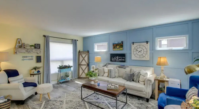 Коттедж с 3 комнатами с балконом Family Home, 1 Block to Lake Michigan Beach!