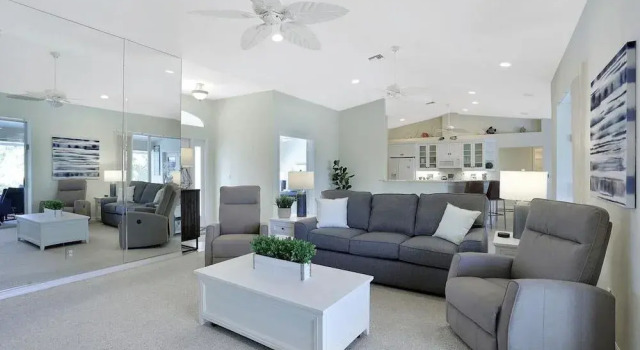 Shalimar Waterfront Pool Home, Забронировать Отель Отели в центре Марко-Айленд, в центре, Парковка